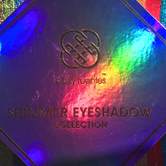 New! Daisy Fuentes Shimmer Eyeshadow 16 Palette - Picture 3 of 8